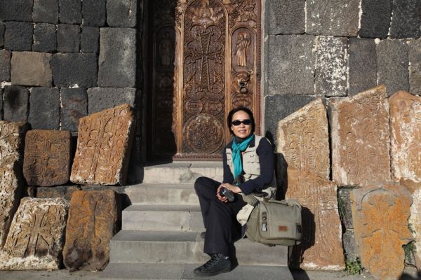 IMG_0810    亞美尼亞˙在斯凡湖畔的山頂上，公元六世紀前建的教堂和十字架石墓碑.JPG