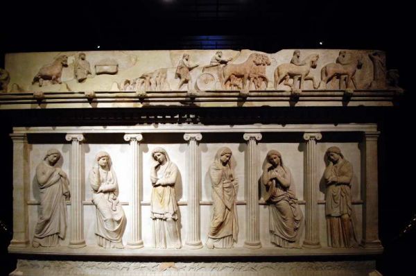 600-伊斯坦堡-考古博物館-哀傷女子石棺.JPG