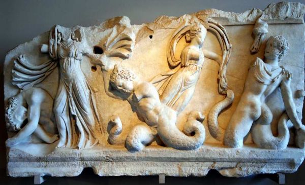 849-伊斯坦堡-考古博物館-雅典娜大戰人頭蛇身巨怪.JPG