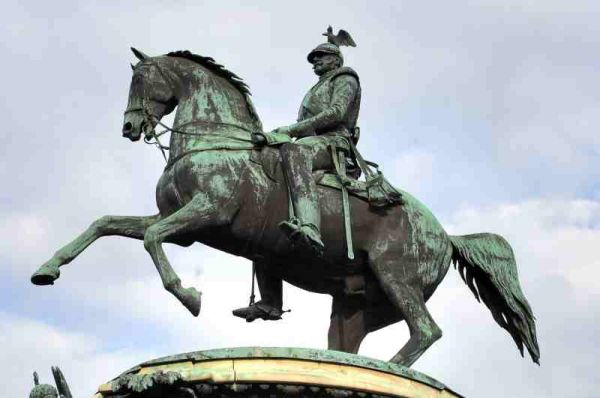 1512-以薩克廣場-騎馬銅像.JPG